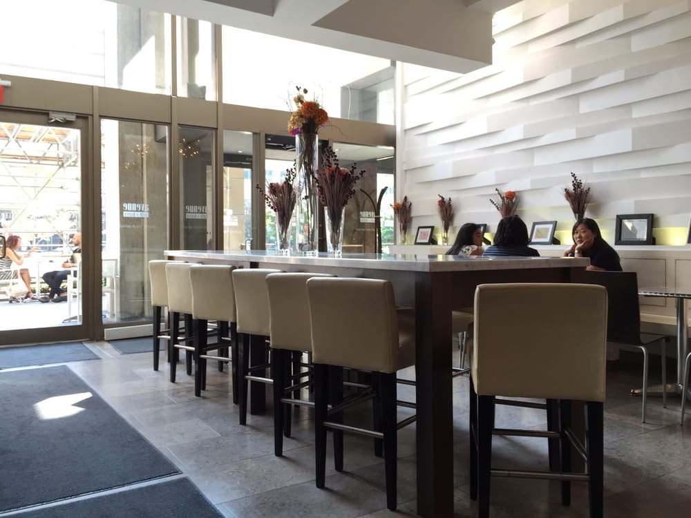 Avenue Café + Bistro