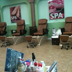 Royal Nails & Spa logo