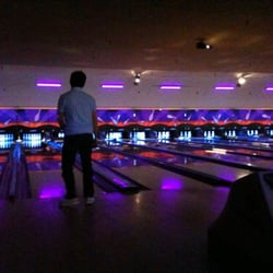 Alameda bowling Bowling alleys in Alameda, California are great venues for parties! Everyone loves bowling, which is why it's a popular activity for kids and adult parties year after year. You can choose from traditional Alameda bowling alleys or more upscale, trendy bowling alleys depending on the type of .