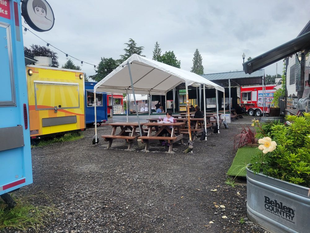 Milwaukie Station Food Cart Pod