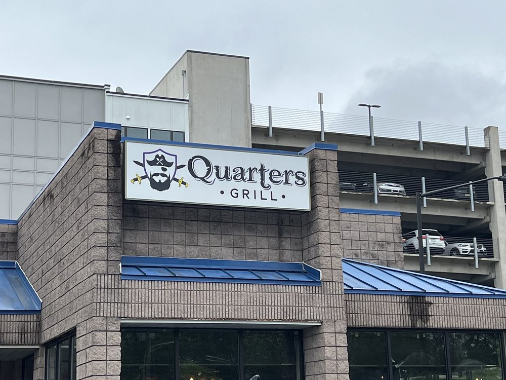 Quarter's Bar and Grill