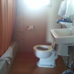 D K Motel 13 Reviews Hotels 316 S Frnt Arco Id Phone Photo Of D K Motel Arco Id United States Bathroom And Tub