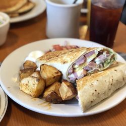 Zeke S Place 31 Photos 81 Reviews Breakfast Brunch 66 E Photo Of Zeke S Place Gloucester Ma United States Breakfast Burrito With Ham