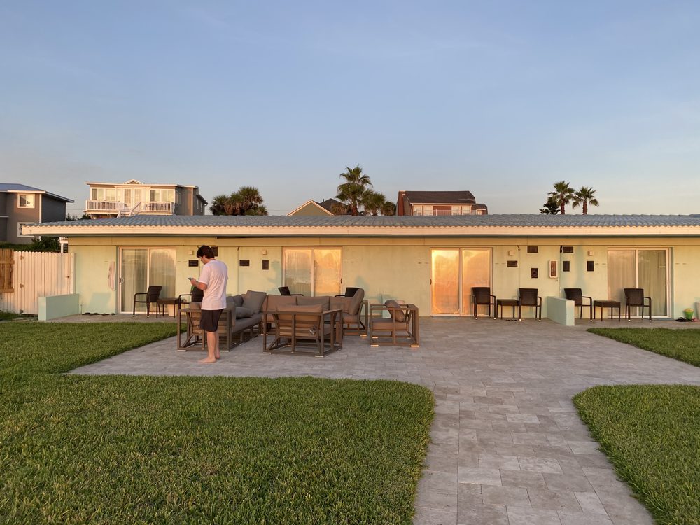 The Salty Mermaid - Oceanfront Hotel