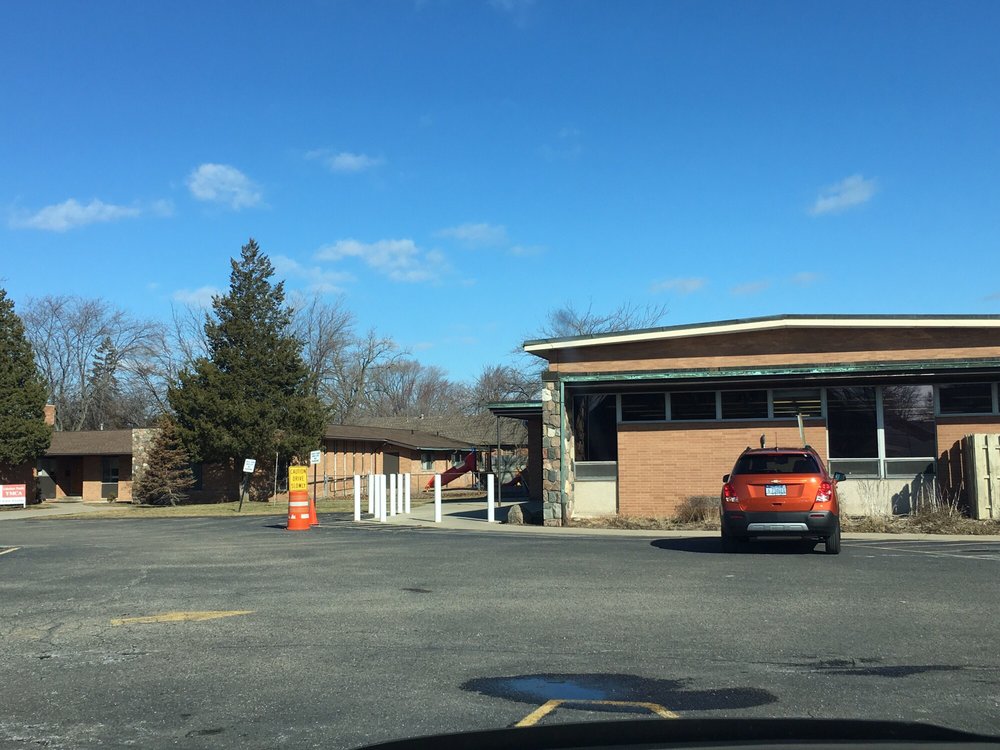 Front entrance of the YMCA is sortve hidden. You need to drive to the