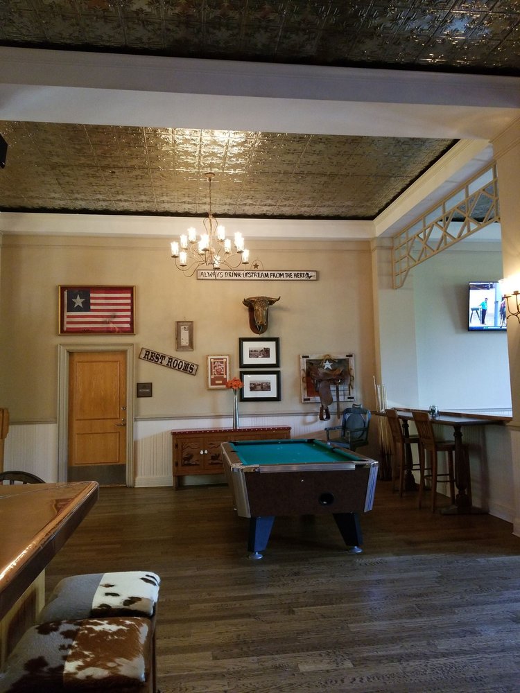 Charlie's Long Bar