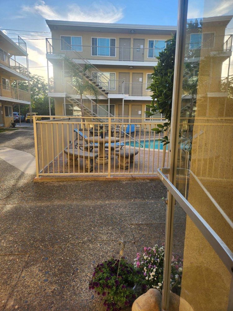 Courtside Gardens Apts