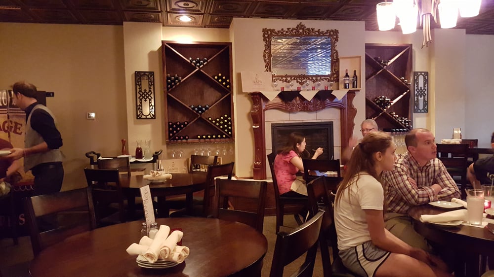 This Is An Italian Restaurant That Actually Has Some Wine Photo Of Enzo S Italian Omaha Ne United States This Is An