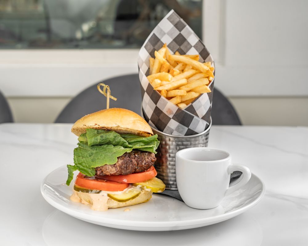 Dakota’s On The Cove