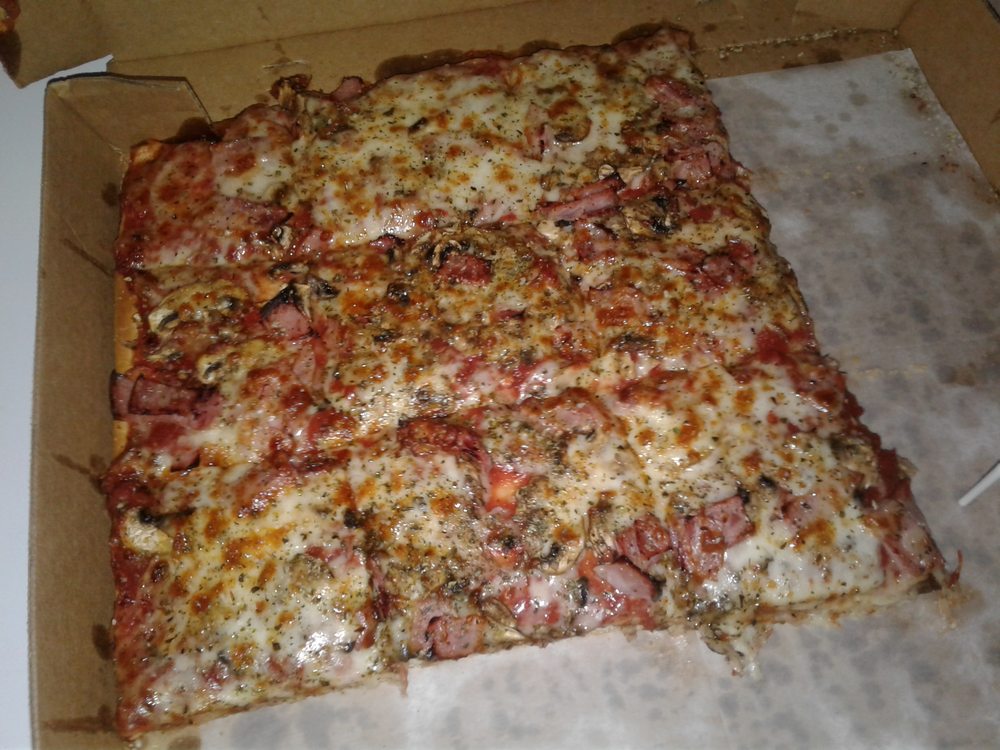 Amili’s Pizzeria 10 Reviews Pizza 2816 Golden Mile Hwy