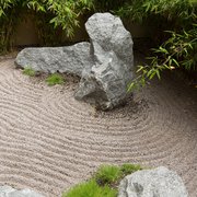 Wiese Bestattungen - Hannover, Niedersachsen, Deutschland. Blick in den Zengarten aus dem Abschiedsraum