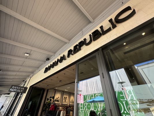 banana republic plaza hours