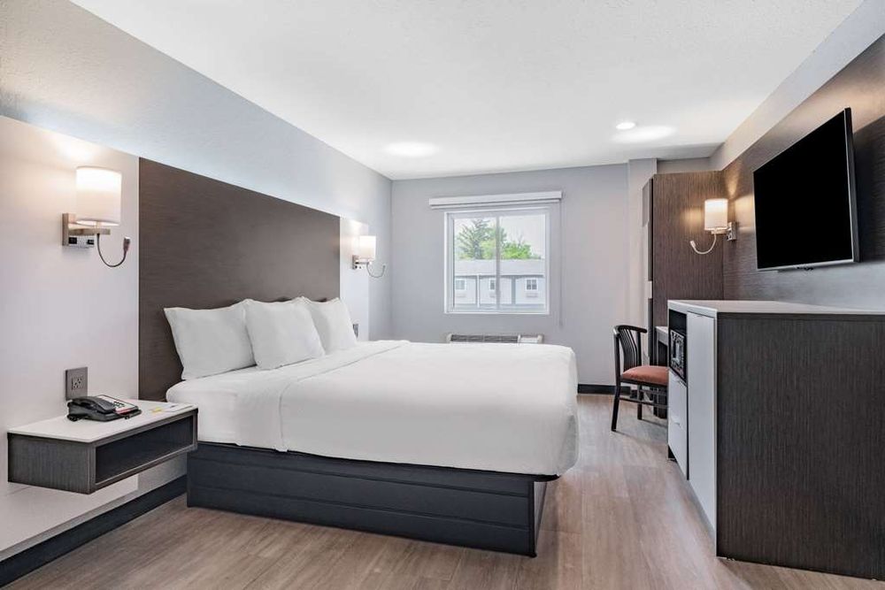 Days Inn & Suites by Wyndham Niagara Falls/Buffalo