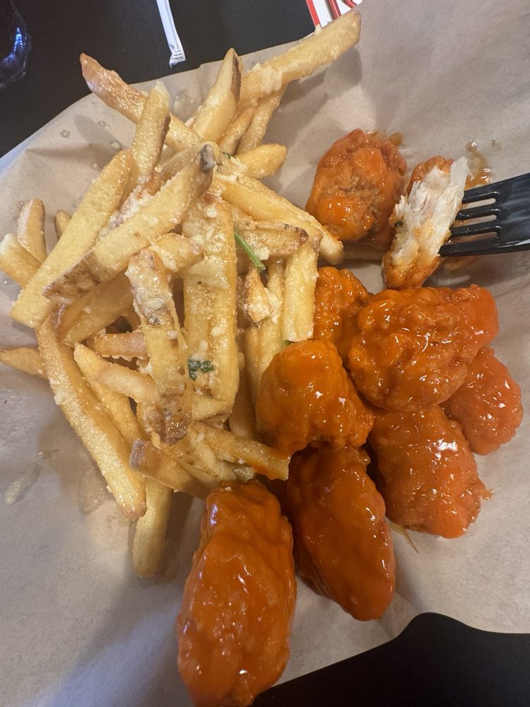 Sunrise Restaurant & Bar at Paradise Lanes