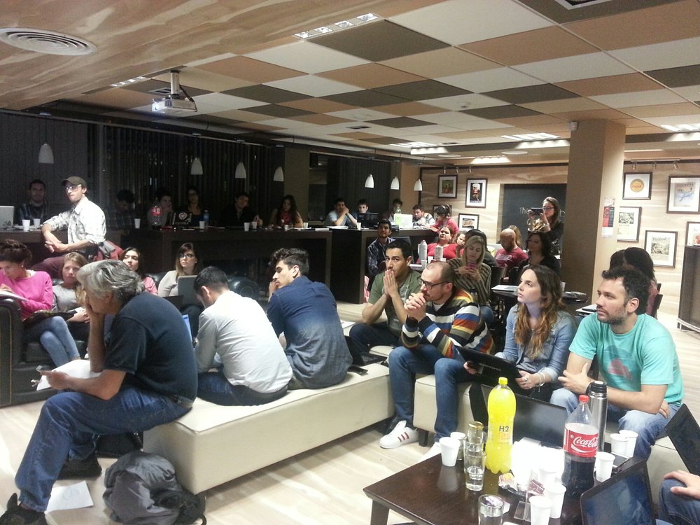 The tech pub 12 photos pubs av. vélez sársfield 576, córdoba ... Creativo banqueta Altas