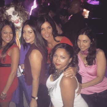 Гостям Bombay Casino предоставляются услуги транcфера и удобный большой паркинг. Игровой клуб астория