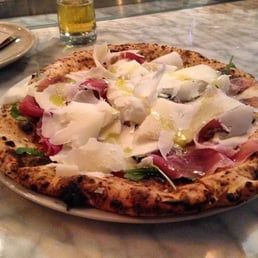Foto de Il Casaro Pizzeria & Mozzarella Bar - San Francisco, CA, Estados Unidos. This is the Prosciutto Pizza with delicious fresh prosciutto San Daniele, arugola and Parmigiano cheese
