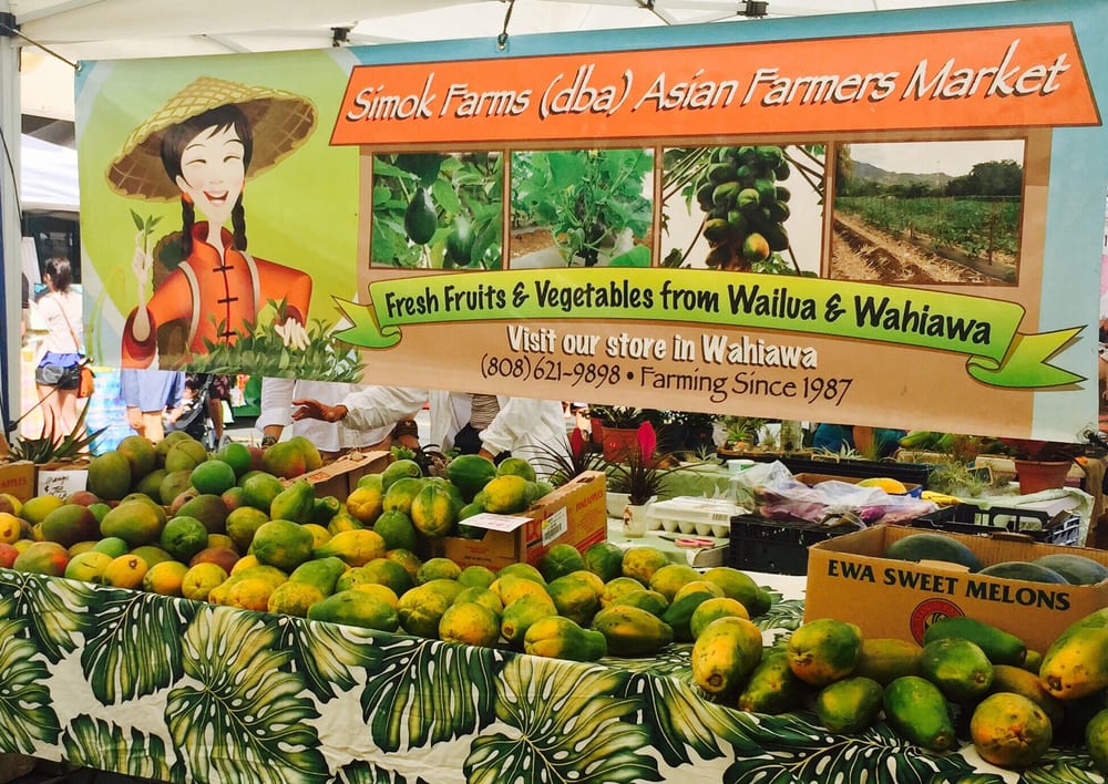 Kaka'ako Farmers' Market - Honolulu, HI, United States. Our favors stand with a nice lady giving us good prices on vegetable and fruits.