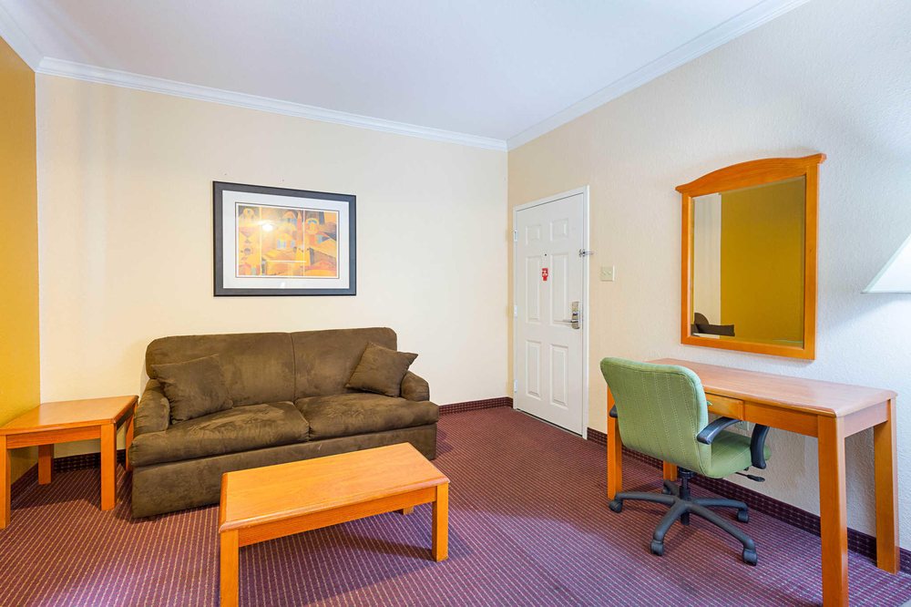 Econo Lodge & Suites