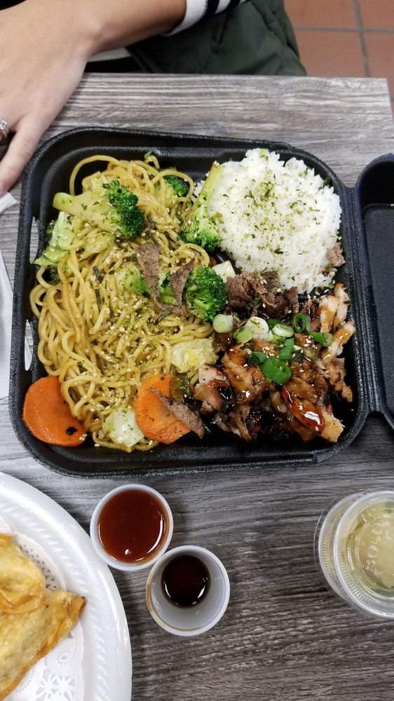 Yogis Grill 11 Photos & 10 Reviews Sushi Bars 1630 S Pacific Ave