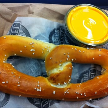 philly pretzel factory 25 photos 24 reviews bakeries 8800 pretzel works