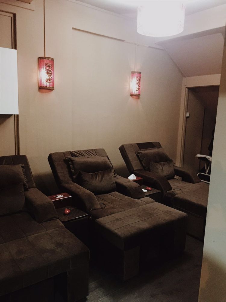 Big Comfy Massage Chair We Use One Time Sheet On Top Of Our