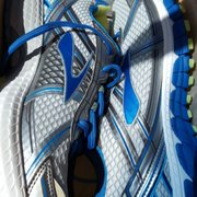 brooks shoes outlet store near me