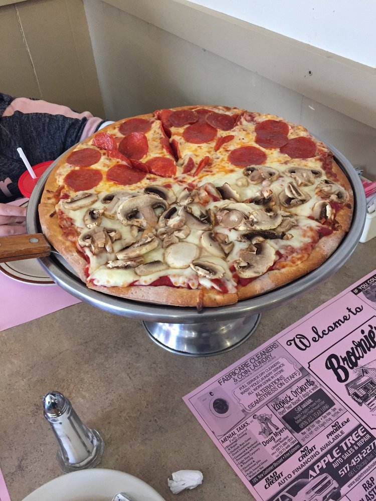 Brownies House of Pizza 15 Photos & 26 Reviews Pizza 1002 W