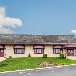 Econo Lodge 43 Photos 11 Reviews Hotels 16560 Lincoln Hwy Photo Of Econo Lodge Breezewood Pa United States