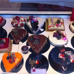 Photo de Pépin Patissier Chocolatier , Lyon, France. De jolis gâteaux en cœur avec