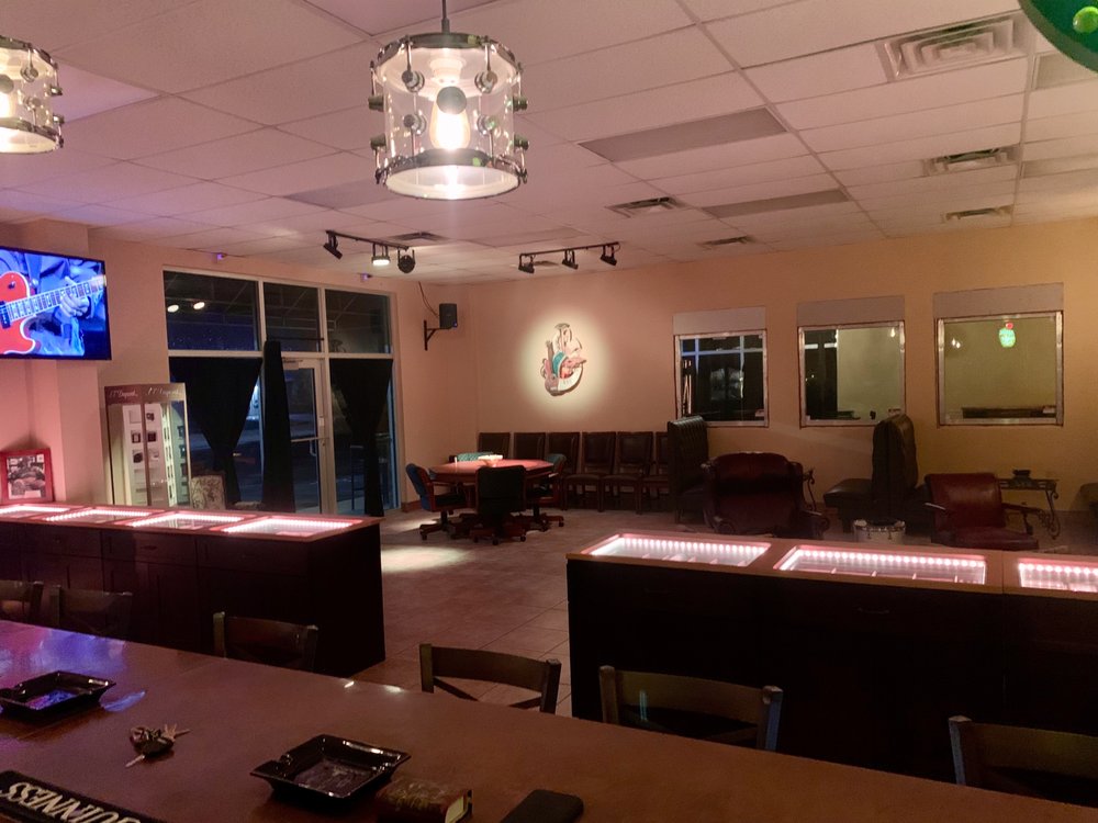 Catelli Cigar Lounge  Image