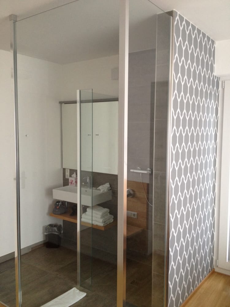 Die Dusche und das Waschbecken sind sehr schön in dem Schlafzimmer ... Die Dusche und das Waschbecken sind sehr schön in dem Schlafzimmer ...