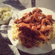 Fleischerei Domke - Berlin, Deutschland. Sunny* Gulasch mit Nudeln und Gurkensalat