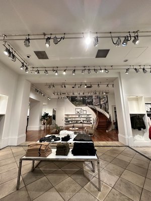 banana republic 34th street hours