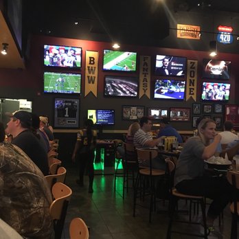 buffalo wild wings cashier