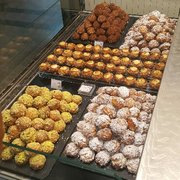 Photo de Pâtisserie David , Bordeaux, France. Le samedi dunes vanilles, dunes citron