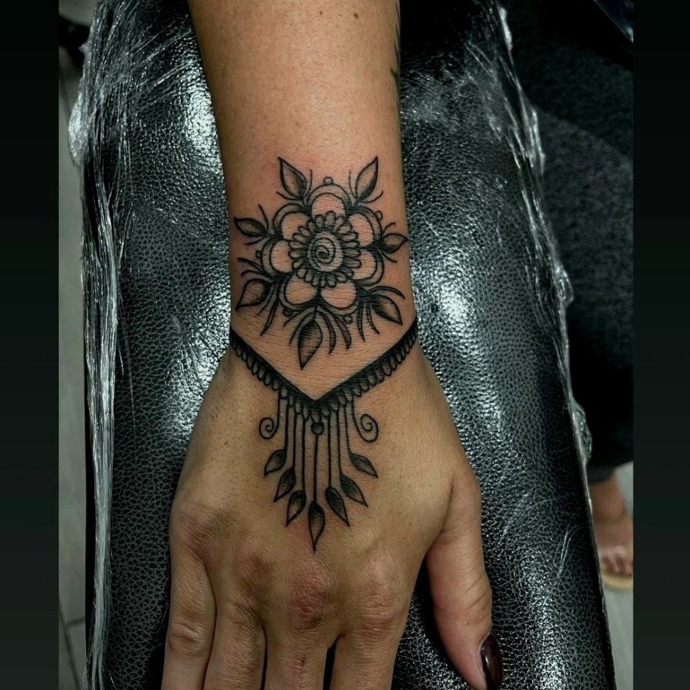 TATT 'EM Up Tattoos & Piercings