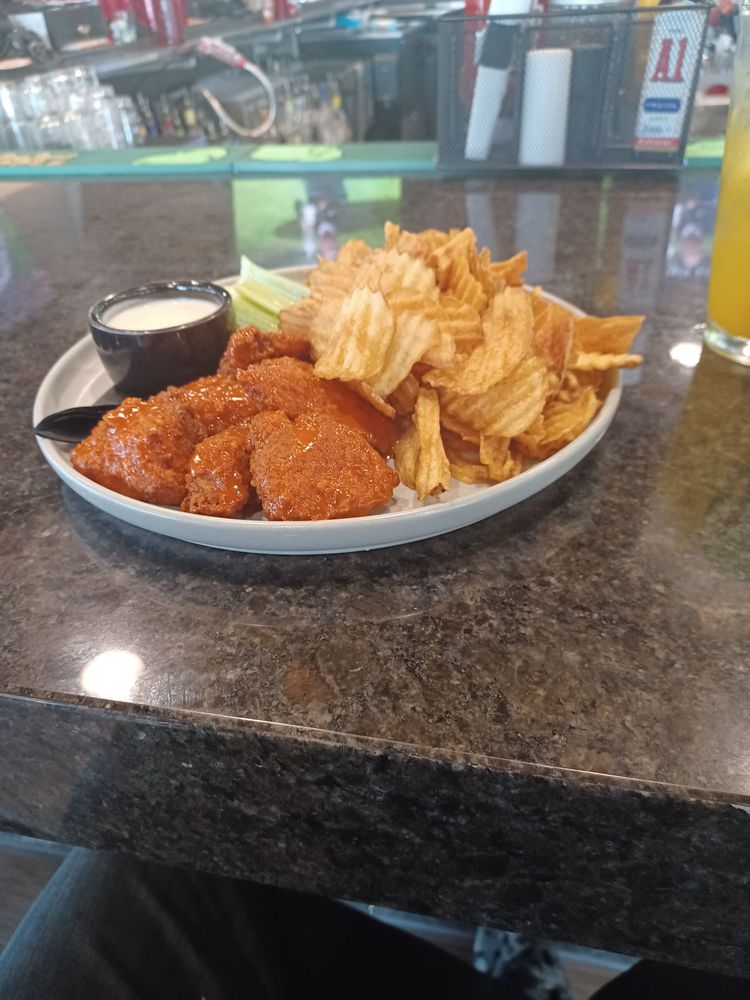 The Headquarters Restaurant & Sports Bar, Horace Roadtrippers