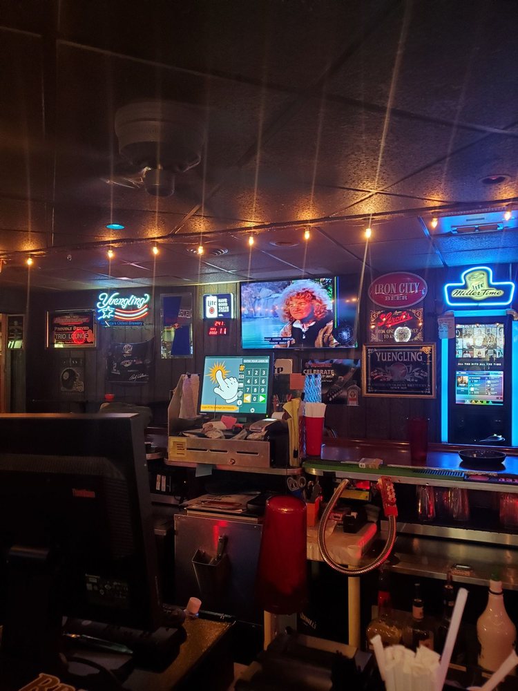 Trio Lounge & Restaurant