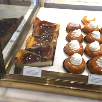 Photo de La Pâtisserie Cyril Lignac , Paris, France. Flan et baba