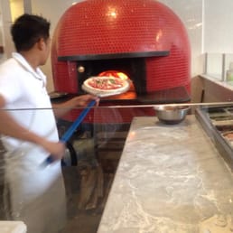 Foto de Il Casaro Pizzeria & Mozzarella Bar - San Francisco, CA, Estados Unidos. Our pizza going into the wood-burning oven