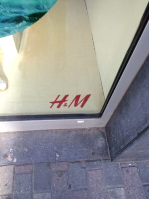 Vous aimerez sûrement aussi ces codes promos : Jan 09, · La Ligue de Défense Noire Africaine (LDNA) se mobilise contre H&M et c'est tendu H&M crée la polémique avec une photo jugée raciste H&M s'est .