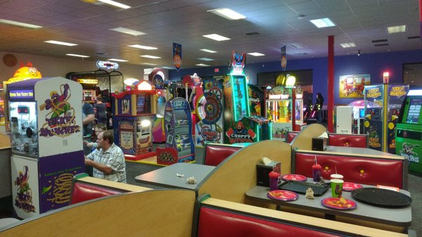 Chuck E Cheese 15 Photos 24 Reviews Pizza 450 North Main