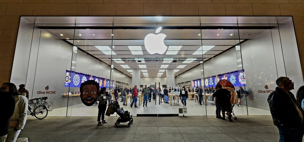 Apple The Americana at Brand