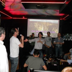 Locales donde mostrar en público tus dotes con la voz micrófono en mano