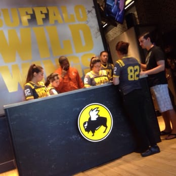 buffalo wild wings 713 photos 921 reviews chicken buffalo wild wings servers