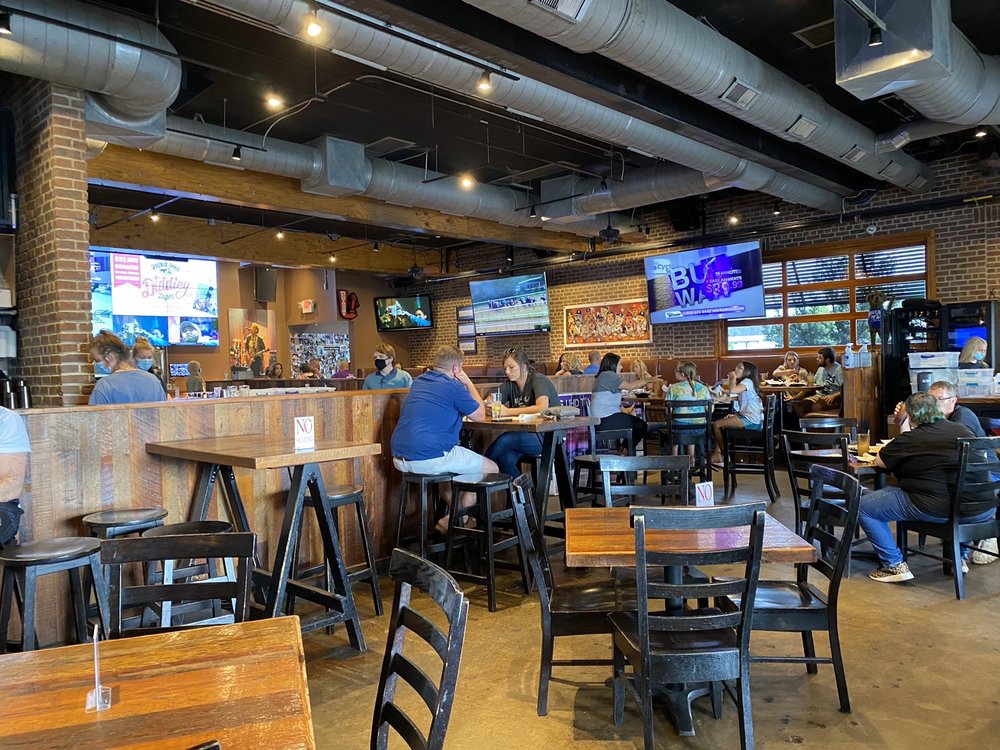 Brennan Barnett S Pizza Review At Double Dogs One Bite