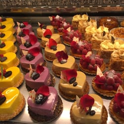 Photo de Le Triomphe , Paris, France. Petits gâteaux en forme de coeur pour