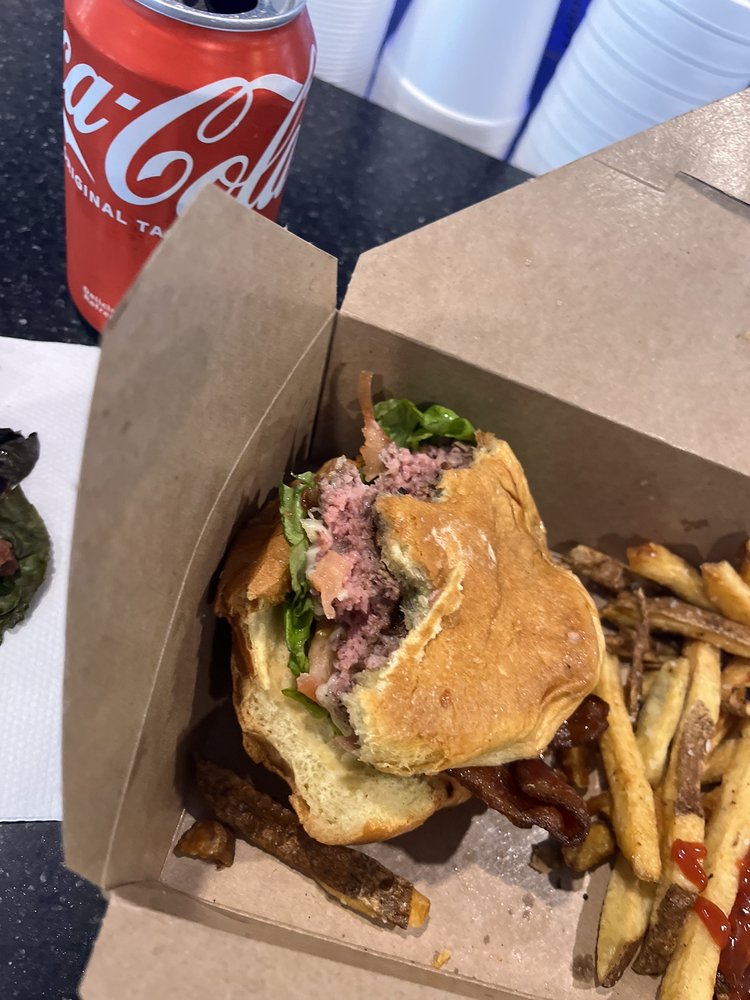 320 Market Café